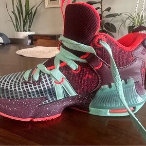 Nike LeBron Witness 7 SE Blue and Red
Sneakers - 4Y
